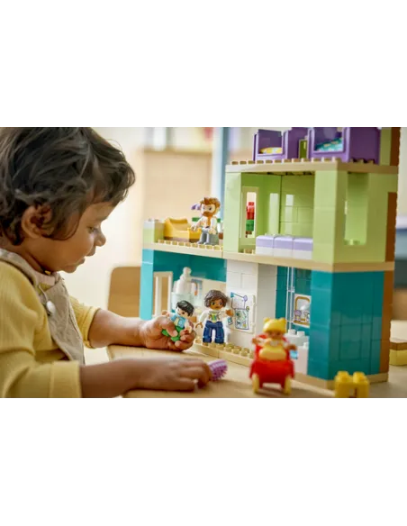 CASA FAMILIARE MODERNA CON PERSONAGGI-DUPLO (10470)
