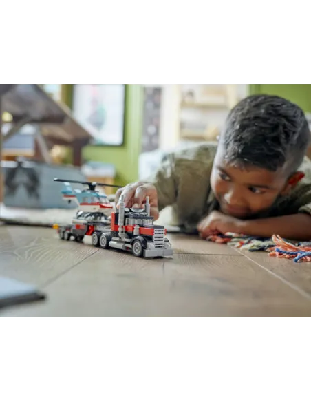 Bambino che gioca con LEGO Creator 31146