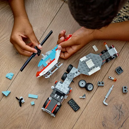 Costruzione del set LEGO Creator 31146