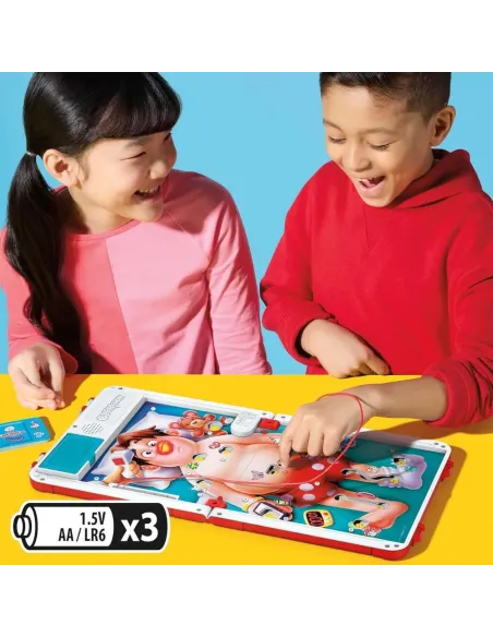 Bambini che giocano all'Allegro Chirurgo