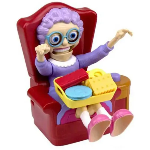 Occhio alla Nonna: la nonna addormentata in poltrona con i biscotti