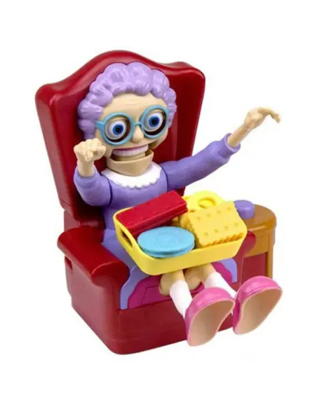 Occhio alla Nonna: la nonna addormentata in poltrona con i biscotti