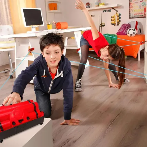 Bambini che superano il percorso laser di Chrono Bomb