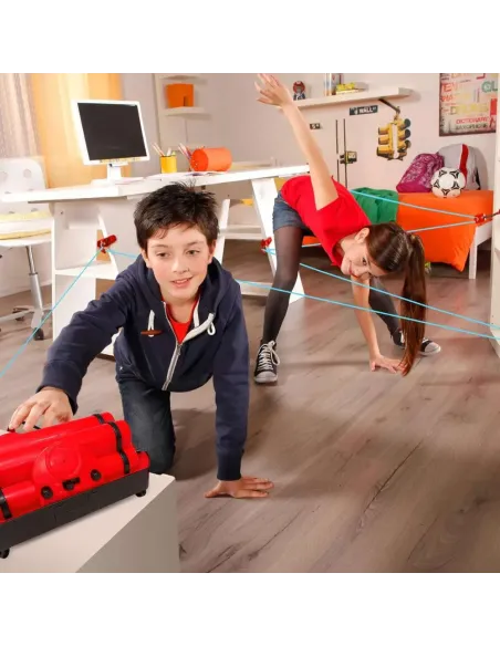 Bambini che superano il percorso laser di Chrono Bomb