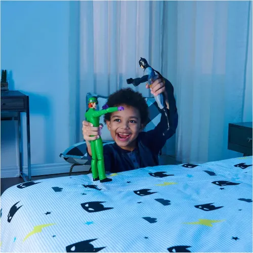 Bambino che gioca con l'Enigmista Batman