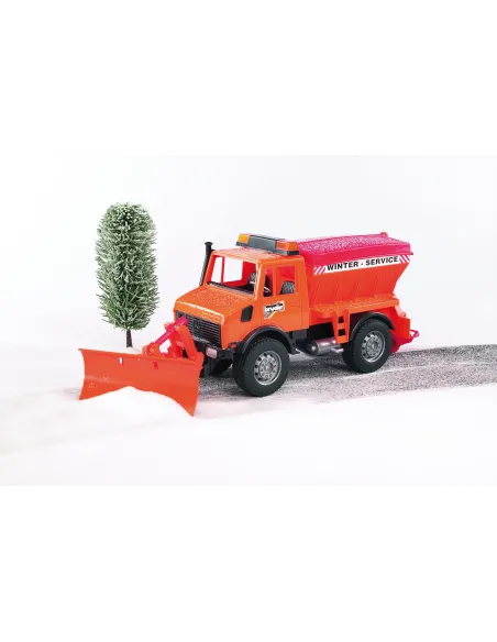 Bruder Unimog spargisale 02572 in azione con pala spazzaneve abbassata