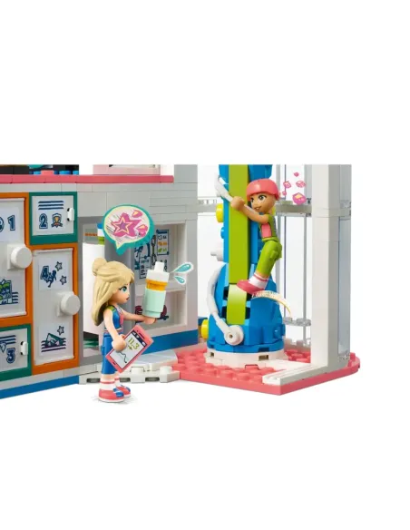LEGO Friends 41744 Centro Sportivo, Gioco del Calcio, Basket, Tennis, Parete da Arrampicata e 4 Mini Bamboline per Bambini 8+