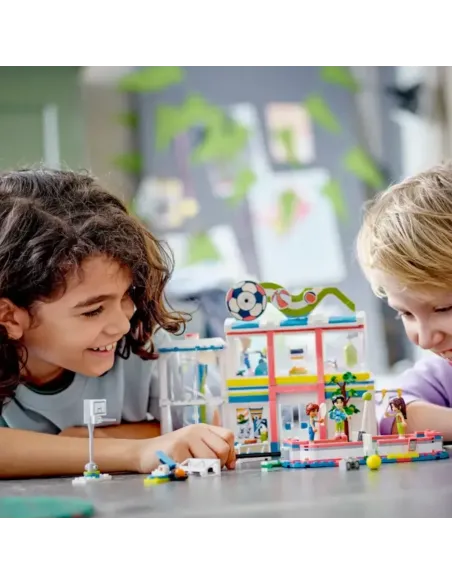 LEGO Friends 41744 Centro Sportivo, Gioco del Calcio, Basket, Tennis, Parete da Arrampicata e 4 Mini Bamboline per Bambini 8+