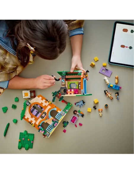 LEGO Friends 42654 Ranch e Scuderia dei Pony Giocattolo con 4 Mini Bamboline, Animali Domestici e Accessori, Idea Regalo 7+