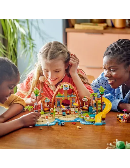 LEGO Friends 42673 Vacanza al Beach Resort, Gioco con 6 Mini Bamboline, Animali Giocattolo e Accessori, Idea Regalo 8+ Anni