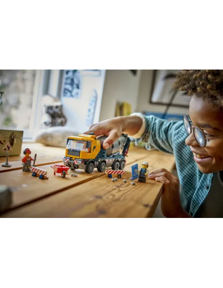 LEGO City 60478 Betoniera Giocattolo, Gioco Didattico, Veicolo con Funzioni e 3 Minifigure, Regalo di Compleanno Bambini 7+