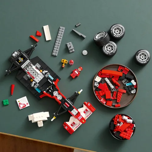 LEGO ICONS Ferrari F2004 e Michael Schumacher