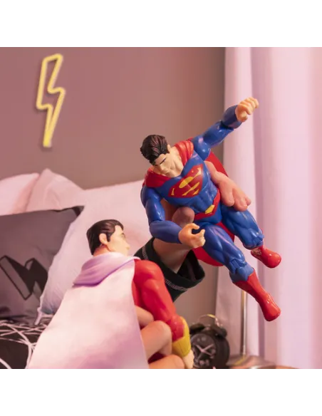 DC Comics SUPERMAN Personaggio Superman 30 cm, con Decorazioni Originali, Mantello e 11 Punti di Articolazione, Giocattoli per B