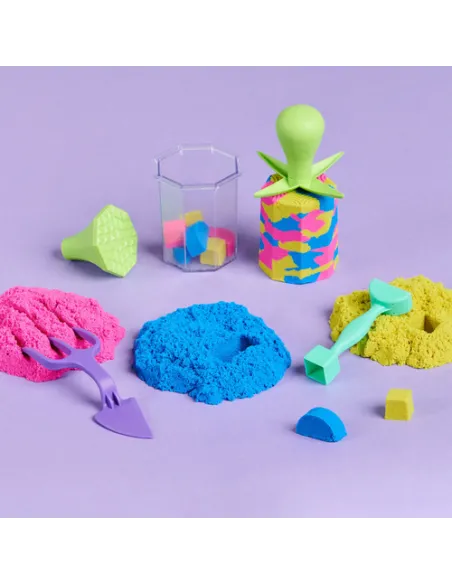 Kinetic Sand , Set Gioco Squish N’ Create, Sabbia colorata in 3 variazioni, Sabbia cinetica 382 g, 5 accessori per modellare l