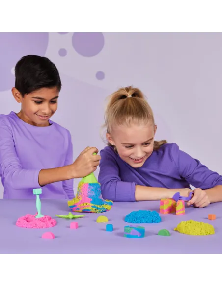 Kinetic Sand , Set Gioco Squish N’ Create, Sabbia colorata in 3 variazioni, Sabbia cinetica 382 g, 5 accessori per modellare l