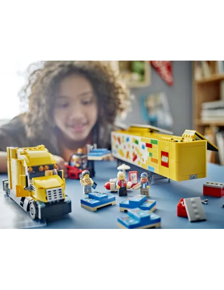 LEGO City 60440 Camion per le Consegne Giallo, Giocattolo con Rimorchio e Carrello Elevatore da Costruire, Giochi Bambini 8+