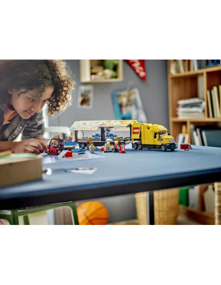 LEGO City 60440 Camion per le Consegne Giallo, Giocattolo con Rimorchio e Carrello Elevatore da Costruire, Giochi Bambini 8+