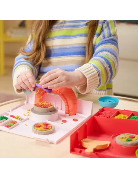 Kinetic Sand , Set di Gioco Squish Pizza, con 452 g di Sabbia e 5 Attrezzi, Giocattoli per Bambini e Bambine, 5+ Anni