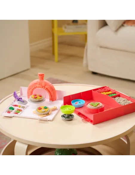 Kinetic Sand , Set di Gioco Squish Pizza, con 452 g di Sabbia e 5 Attrezzi, Giocattoli per Bambini e Bambine, 5+ Anni