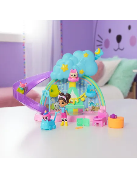Gabby's Dollhouse , Stanza dei Giochi dell'Asilo Gatto-Orecchio, Set di Gioco da 17 Pezzi con 4 Personaggi e Mobili per la Casa 