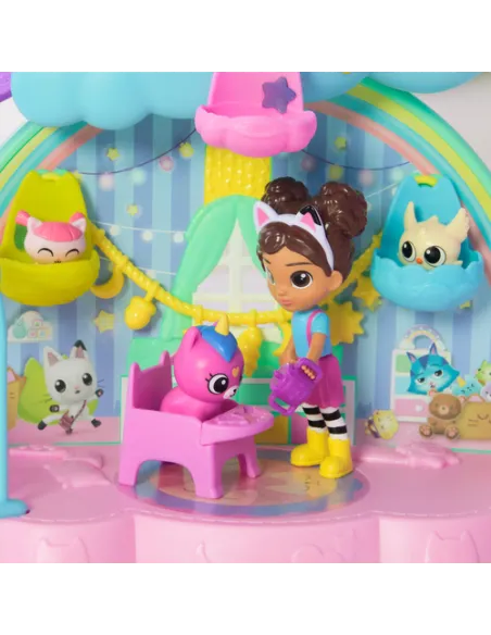 Gabby's Dollhouse , Stanza dei Giochi dell'Asilo Gatto-Orecchio, Set di Gioco da 17 Pezzi con 4 Personaggi e Mobili per la Casa 