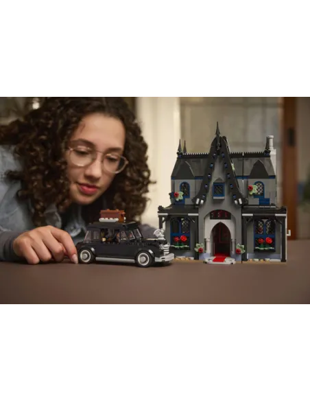 LEGO Wednesday 76786 Il Cottage di Morticia, Casa Delle Bambole Giocattolo con Auto e 4 Mini Bamboline, Regalo Bambini 10+