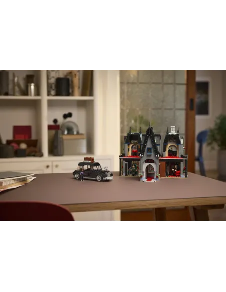 LEGO Wednesday 76786 Il Cottage di Morticia, Casa Delle Bambole Giocattolo con Auto e 4 Mini Bamboline, Regalo Bambini 10+
