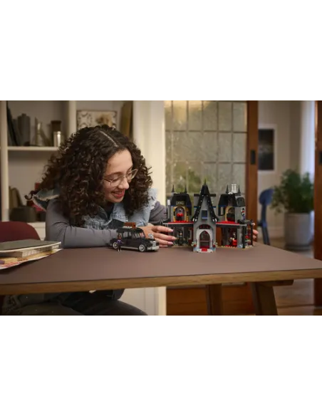 LEGO Wednesday 76786 Il Cottage di Morticia, Casa Delle Bambole Giocattolo con Auto e 4 Mini Bamboline, Regalo Bambini 10+