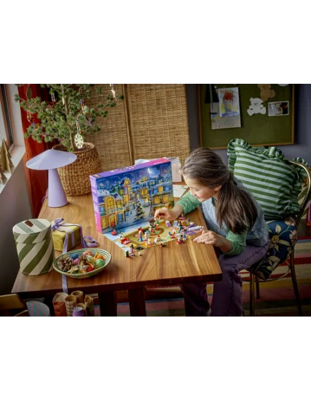 LEGO Friends 42668 Calendario dell'Avvento 2025 per Bambine e Bambini 6+ Anni, Giocattoli per Conto alla Rovescia di Natale