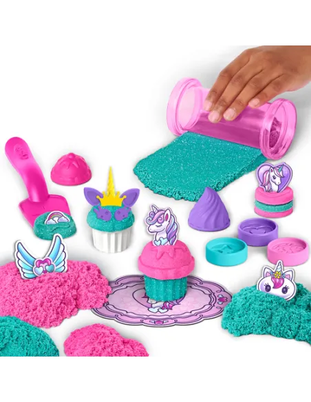 Kinetic Sand Shimmer, Set di Gioco Laboratorio di Pasticceria Unicorni, 453 g di Sabbia Cinetica, Verde Acqua Luccicante e Rosa,