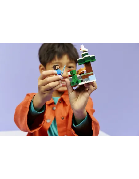 LEGO Minecraft 21583 Avventura di Steve nella Taiga, Giocattolo con Minifigure di Steve e Spada di Diamante, Regalo Gamer 6+