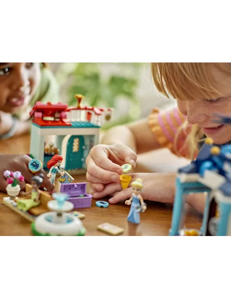 LEGO Disney Princess 43246 l'Avventura al Mercato Principesse Disney, Giochi Bambini 6+, Città da Costruire e 4 Mini Bamboline