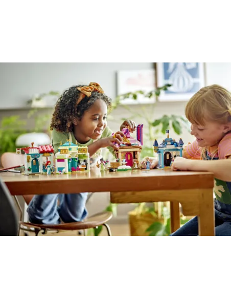 LEGO Disney Princess 43246 l'Avventura al Mercato Principesse Disney, Giochi Bambini 6+, Città da Costruire e 4 Mini Bamboline