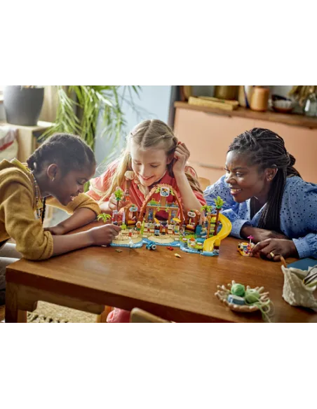 LEGO Friends 42673 Vacanza al Beach Resort, Gioco con 6 Mini Bamboline, Animali Giocattolo e Accessori, Idea Regalo 8+ Anni