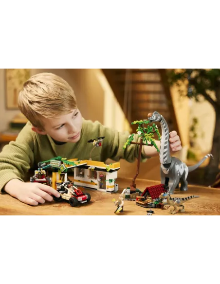 LEGO Jurassic World 76973 Alla Ricerca del Raptor e del Titanosauro, 2 Dinosauri Giocattolo, Fuoristrada, Moto per Bambini 7+